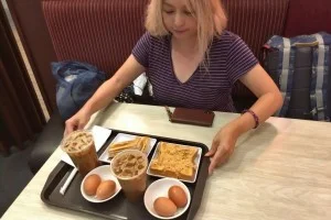 KLIA2で朝ごはん。ミヅキはもちろんTOAST BOXのカヤトースト。