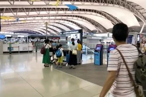 関空到着。すでにカウンターのところには待ってる人がいる。