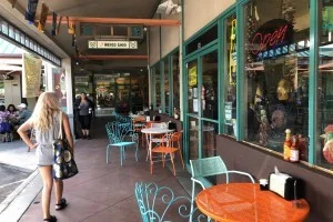 [憧れのラニカイビーチに泊まるハワイ旅行記62] カイルアショッピングセンターは小さなお店が立ち並ぶコンパクトなハワイアンモール。