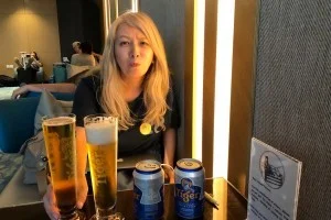 アンバサダートランジットラウンジでビールが山ほど。。あと15分で飲みきれるのか？これｗ