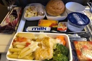 パクッ・・あれ、、？シンガポール航空さん・・機内食・・・。