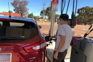 [野生のカンガルーがいる世界一のビーチを目指して！西オーストラリア・ロングドライブ旅行記42] アウトバックの小さな村「コンディニン」でガソリンを入れる。