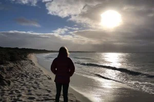 [野生のカンガルーがいる世界一のビーチを目指して！西オーストラリア・ロングドライブ旅行記65] 余計なお世話をしながら夜明けの散歩