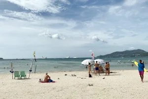 [ボイジャー・オブ・ザ・シーズで行く東南アジア・クルーズ旅行記48] パトンビーチとボイジャー・オブ・ザ・シーズを眺めながら。