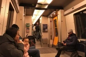 人生初めての列車で国境越え。パスポートチェックでつまみ出されてる人も。。。