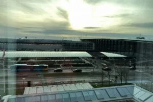 [北欧とアフリカを巡る年末年始の冒険旅行記：北欧編46] 空港の風景を眺めながら滞在できるホテル。次の日のフライトが早朝な私たちにはとっても安心だ。