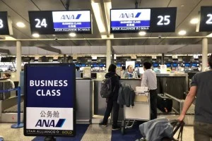 ANAさんのチェックインカウンターで旅行者が怒っている。。。