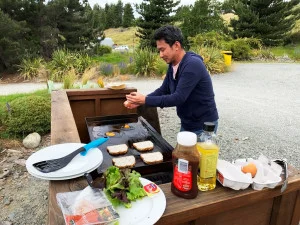 [年末年始のニュージーランド・テカポ湖に世界一の星空を見に行く旅行記63] BBQでサンドイッチに挑戦