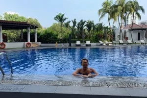 [海外仕様のiPhoneを求めてシンガポール旅行記14] 朝、プールで本気で泳いでみる