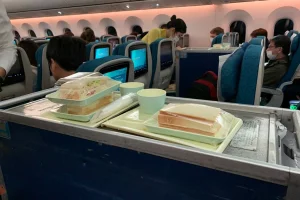 ベトナム航空は短時間のフライトでも軽食が出てきた！