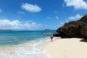 【海外旅行LIVE | 18年7月20日】やっとの思いでたどり着いたモクヌイ島は絶景ビーチだった。