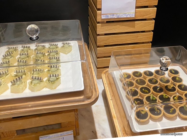要問合わせ♥️海外空間♥️ラグジュアリー　ゴールド　テーブル　サロン用品　金運 クアラルンプール国際空港 KLIA1】 マレーシア航空 ゴールデンラウンジ